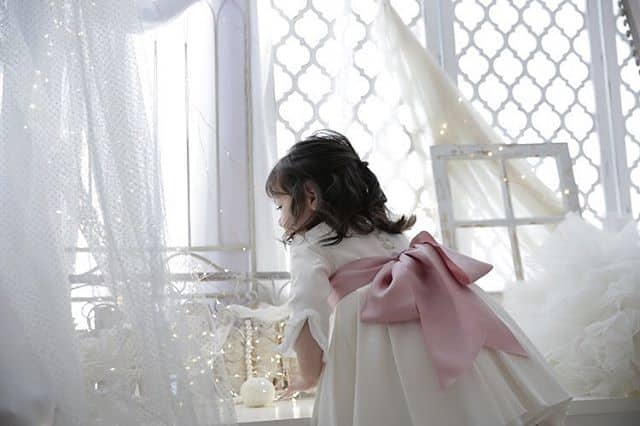 Amaia Kids ♥受注生産のセレモニードレス♡﻿﻿写真﻿ドレス: Eugenie dress﻿﻿Eugenie dress (ユージェニードレス)は2018年に行われたイギリス王室ユージェニー王女のロイヤルウエディングの為にアマイアキッズが手掛けたフラワーガールのご衣装です。﻿﻿シャーロット王女がお召しになられたこのドレスは本当に可憐で華やかな仕上がり♡﻿﻿結婚式や発表会、記念日にオーダーされる方が多い特別なドレスです。﻿﻿撮影﻿@studiocoffret﻿﻿大阪梅田店 @studiocoffret_umeda ﻿東京青山店 @studiocoffret_aoyama ﻿﻿「キャッシュレス・消費者還元制度」でオンラインショップにてクレジットカードご利用のお客様はお支払い金額の5%還元中︎﻿↓↓﻿https://bonitatokyo.com/﻿﻿#アマイアキッズ専門店 #ボニータトウキョウ #bonitatokyo #amaiakids #アマイアキッズ #シャーロット王女 #キャサリン妃 #セレモニードレス #フラワーガール #ロイヤルウエディング #海外子供服 #女の子ママ #子供服 #女の子服 #発表会ドレス #女の子ベビーママ #ベビー服 #ベビー用品 #出産祝い #ママライフ #むすめふく #キッズフォーマル #キッズモデル #女の子モデル #オーダードレス