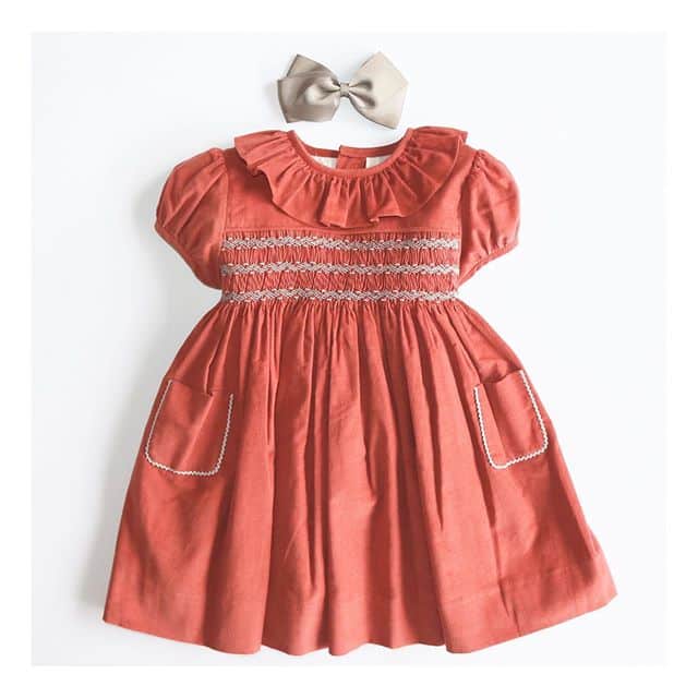 Amaia Kids ♥Love at first sight﻿﻿写真﻿ワンピース: Moohren dress – Rust ﻿ヘアクリップ: Grey﻿﻿日本人のダークヘアや肌色にとても相性のよい深い赤色が美しいワンピース。﻿﻿一枚一枚スペインの職人によりスモッキング刺繍を施した心のこもった商品です。﻿﻿ベビーサイズから4歳サイズまでご用意しています。﻿﻿「キャッシュレス・消費者還元制度」でオンラインショップにてクレジットカードご利用のお客様はお支払い金額の5%還元中︎﻿↓↓﻿https://bonitatokyo.com/﻿﻿#アマイアキッズ専門店 #ボニータトウキョウ #bonitatokyo #amaiakids #アマイアキッズ #シャーロット王女 #キャサリン妃 #ジョージ王子 #海外子供服 #女の子ママ #子供服 #女の子服 #女の子ベビーママ #ベビー服 #ベビー用品 #出産祝い #ママライフ #むすめふく #スモッキング刺繍 #子どものいる暮らし #スモッキングワンピース #ヴァニティフェア