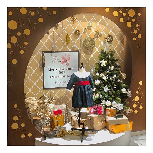 Amaia Kids Christmas display at Isetan﻿﻿アマイアキッズのクリスマスディスプレイ♡﻿﻿伊勢丹新宿店のお客様の為にアマイアキッズがお作りした豪華なクリスマスドレスが飾られています。﻿﻿クリスマスプレゼントに最適なヘアクリップのギフトセットも伊勢丹新宿店にて販売中です。﻿﻿Amaia Kids POP UP ﻿2019年11月13日(水)-26(火)﻿伊勢丹新宿店﻿本館6階﻿リ・スタイルキッズ﻿﻿https://bonitatokyo.com﻿﻿#アマイアキッズ専門店 #ボニータトウキョウ #bonitatokyo #amaiakids #アマイアキッズ #シャーロット王女 #キャサリン妃 #ジョージ王子 #海外子供服 #女の子ママ #男の子ママ #子供服 #女の子服 #男の子服 #ベビー服 #ベビー用品 #出産祝い #クリスマスプレゼント #むすめふく #女の子ファッション #クリスマスディスプレイ #赤ちゃんのいる生活  #子どものいる暮らし #クリスマス準備 #伊勢丹 #伊勢丹新宿店 #isetan #isetanshinjuku #isetankids #ポップアップショップ