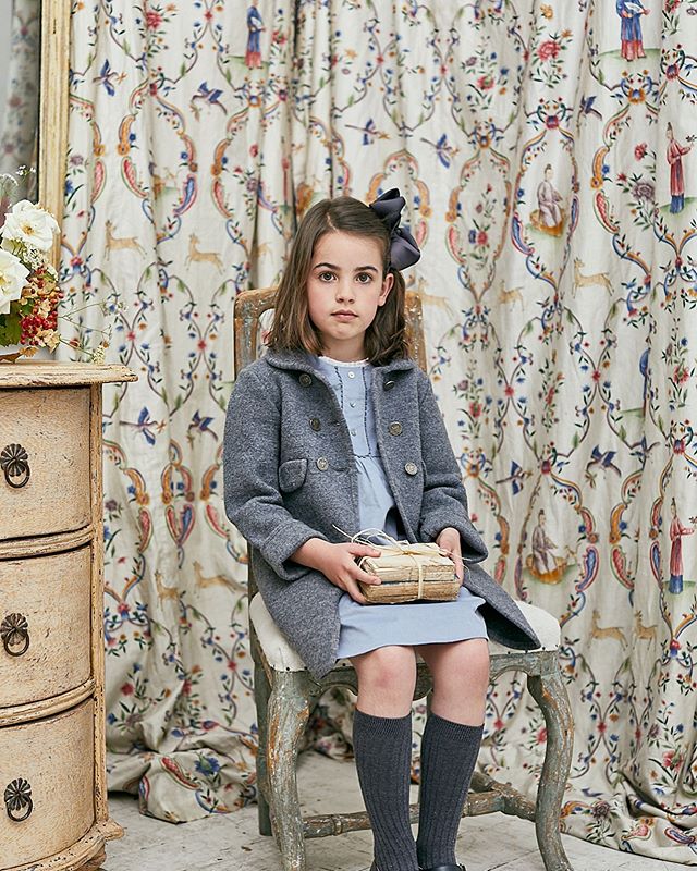 Amaia Kids ♥The world of Amaia Kids﻿﻿写真﻿コート: Razorbil coat Grey﻿ヘアクリップ: Charcoal ﻿ソックス: Dark Grey﻿﻿アマイアキッズのお洋服の世界観、11月13日(水)スタートの伊勢丹新宿店でのPOP UP SHOPで是非味わってください。﻿﻿伊勢丹限定商品&先行販売商品について、コラムでご案内しています。是非チェックしてみてくださいね。﻿﻿「キャッシュレス・消費者還元制度」でオンラインショップにてクレジットカードご利用のお客様はお支払い金額の5%還元中︎﻿↓↓﻿https://bonitatokyo.com﻿﻿#アマイアキッズ専門店 #ボニータトウキョウ #bonitatokyo #amaiakids #アマイアキッズ #シャーロット王女 #キャサリン妃 #ジョージ王子 #海外子供服 #女の子ママ #子供服 #女の子服 #女の子ベビーママ #ベビー服 #ベビー用品 #出産祝い #ママライフ #むすめふく #女の子ファッション #赤ちゃんのいる生活 #子どものいる暮らし #伊勢丹新宿店 #popupshop #伊勢丹ポップアップ