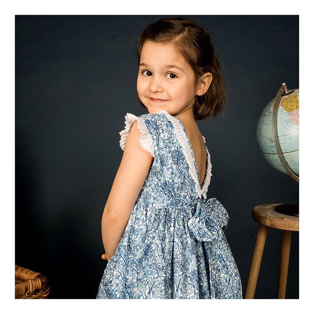 Amaia Kids ♥Ganivet dress﻿﻿ブルーとイエロー、2色展開のワンピース。﻿﻿首元と肩元の美しいプリーツの先には繊細な編み模様がデザインされています。﻿﻿背面はお洒落なVカットに華やかなリボン。﻿﻿前から見ても後ろから見てもうっとりしてしまう美しいワンピースです。﻿﻿﻿︎ 5月6日(水)23:59までAmaia Kids(アマイアキッズ)の一部商品が最大20% OFF! 【期間限定】﻿﻿♡♡♡♡♡♡♡♡♡﻿﻿↓↓オンラインショップ﻿https://bonitatokyo.com﻿︎「キャッシュレス・消費者還元制度」でオンラインショップにてクレジットカードご利用のお客様はお支払い金額の5%還元中。﻿﻿︎ Amaia Kids (アマイアキッズ)で使用したリバティファブリックで作られた未発売のブランドオリジナルポーチを『税抜35,000円以上』お買上げのお客様にプレゼント【個数限定】詳しくはHPをご覧ください。﻿﻿↓↓ショップ﻿伊勢丹新宿店本館6階﻿(現在臨時休業中)﻿﻿#bonitatokyo #amaiakids #アマイアキッズ #アマイアキッズ専門店 #シャーロット王女 #キャサリン妃 #ジョージ王子 #ルイ王子 #キッズフォーマル #女の子ママ #女の子ママ予定 #出産祝いギフト #むすめふく #ママライフ #女の子服 #ワンピース #娘コーデ #娘服