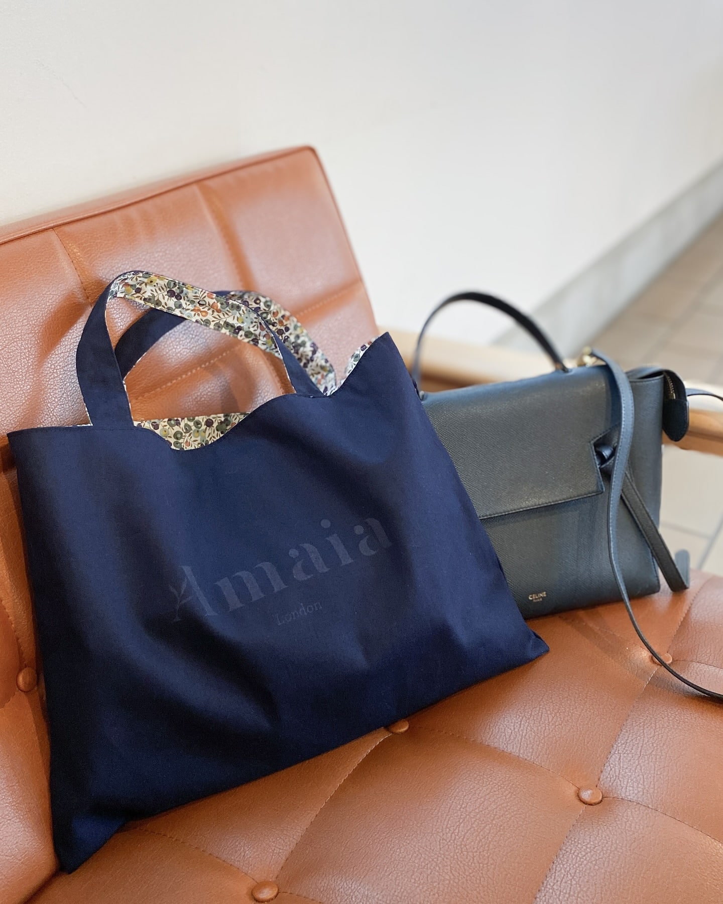 【リバーシブルリバティ】🛍️⁡小物も秋バージョンに♡⁡デイリーにも映える可愛いリバティプリントの【Wiltshire】と🫐⁡学校行事や七五三などのセミフォーマルなシーンでも活躍する万能カラーのネイビー⁡やわらかな生地は、折り畳んで持ち歩きにも便利です⁡セミフォーマルにもデイリーにもぴったりなリバーシブルバッグ、ママ世代に人気のバッグです⁡#アマイアキッズ #amaiakids #amaiajapan #リバティ柄 #リバティバッグ #学校行事バッグ  #オフィスバッグ #サブバッグ #秋冬コーディネート #リバーシブルバッグ #英国フェア ⁡@amaia_japan⁡▼オンラインショップhttps://amaia.jp