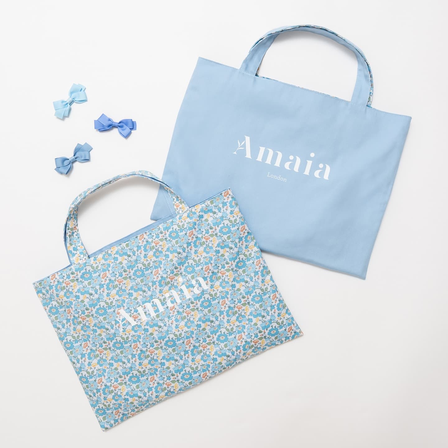 美しく上品な【Mrs Stoneley】両面で異なる表情が楽しめるAmaia Kidsオリジナルのリバティリバーシブルバッグフレンチブルーとパステルブルーのノスタルジックで美しい花柄に、コーラルやイエロー、オリーブグリーンのリーフがアクセントになったリバティ柄無地面はライトブルーで、ブランドロゴはホワイト。お子様から大人まで幅広い世代にご使用いただけるリバーシブルバッグ。お子様のレッスンバッグとして入園・入学祝いなどの贈り物にもオススメです♡#アマイアキッズ #amaiakids #amaiajapan #英国子供服 #リバティプリント #お稽古バッグ #レッスンバッグ #入園式 #入学式 #入園祝い #入学祝い #ママバッグ #サブバッグ #大人かわいい @amaia_japan⁡▼オンラインショップhttps://amaia.jp