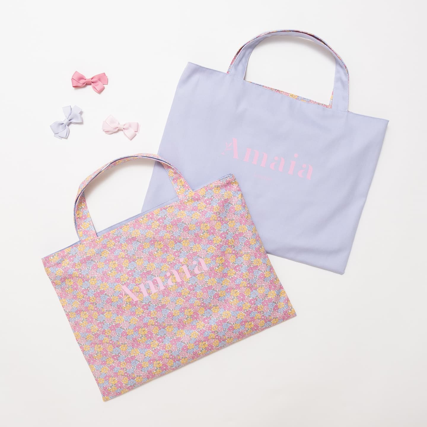 可憐でエレガントな【Sadie Rose】両面で異なる表情が楽しめるAmaia Kidsオリジナルのリバティリバーシブルバッグベビーピンク、ベビーブルー、ベビーイエローのやわらかな色彩で描かれたお花とグリーンリーフが、淡く愛らしいリバティ柄無地面はラベンダーで、ブランドロゴはピンク。お子様から大人まで幅広い世代にご使用いただけるリバーシブルバッグ。お子様のレッスンバッグとして入園・入学祝いなどの贈り物にもオススメです♡#アマイアキッズ #amaiakids #amaiajapan #英国子供服 #リバティプリント #お稽古バッグ #レッスンバッグ #入園式#入学式 #入園祝い #入学祝い #ママバッグ #サブバッグ #大人かわいい @amaia_japan⁡▼オンラインショップhttps://amaia.jp