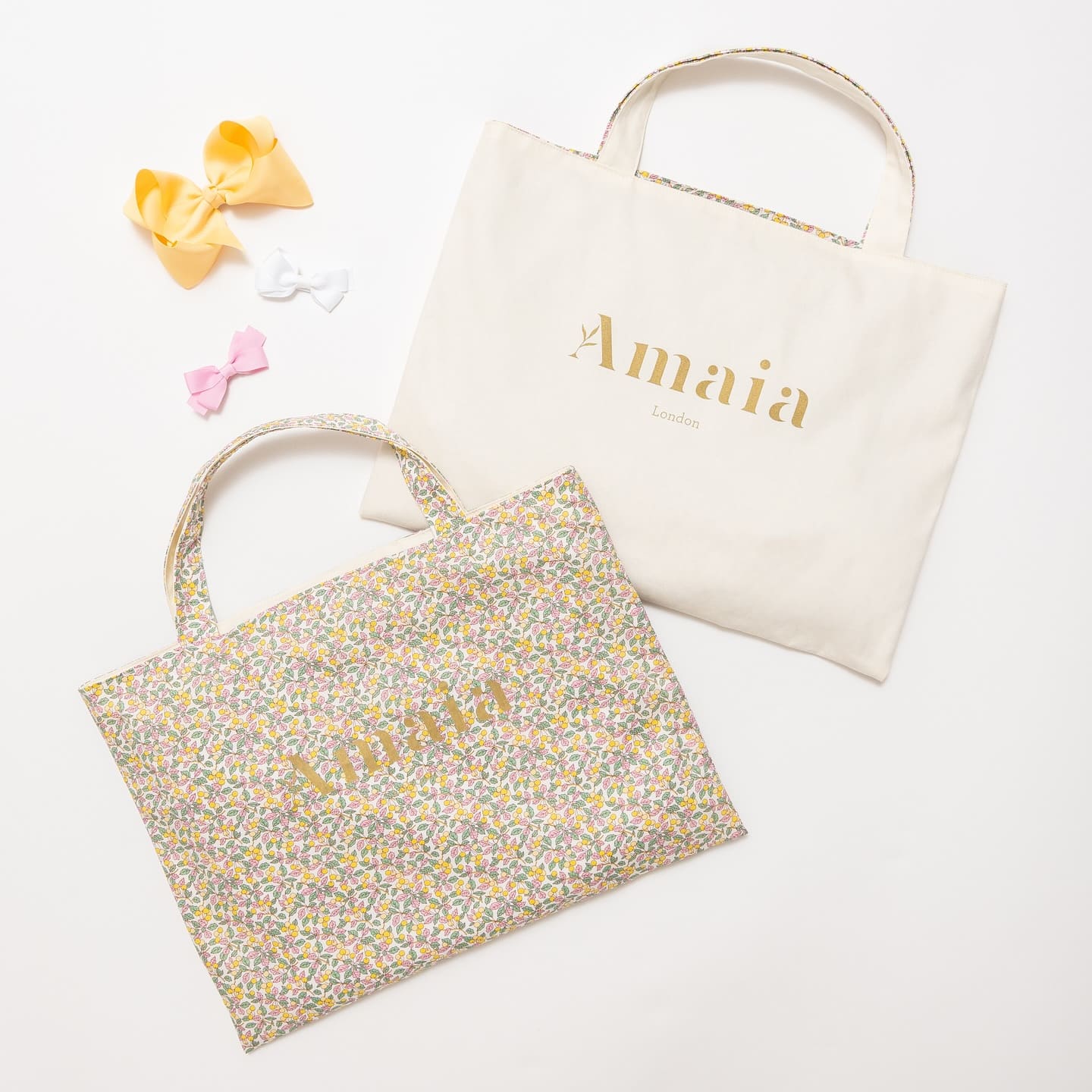 落ち着いた華やかさの【Colleen’s Orchard】両面で異なる表情が楽しめるAmaia Kidsオリジナルのリバティリバーシブルバッグシュガーピンクやグリーンのリーフにイエローのチェリーがアクセントとなり、フレッシュな魅力あふれるリバティ柄無地面はアイボリーで、ブランドロゴはゴールド。お子様から大人まで幅広い世代にご使用いただけるリバーシブルバッグ。お子様のレッスンバッグとして入園・入学祝いなどの贈り物にもオススメです♡#アマイアキッズ #amaiakids #amaiajapan #英国子供服 #リバティプリント #お稽古バッグ #レッスンバッグ #入園式 #入学式 #入園祝い #入学祝い  #ママバッグ #サブバッグ #大人かわいい @amaia_japan⁡▼オンラインショップhttps://amaia.jp