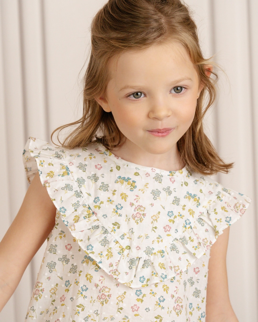 🤍粉雪のような凹凸が可愛いプルメッティ生地🫧ふんわり軽やかなプルメッティ生地は春夏の装いにぴったり🦋肩から胸元、背中へと続く大きなフリルが華やかさをプラススカートやショートパンツでキュートに、ロングパンツと合わせてエレガントに。同じ柄のプルメッティ生地でベビーセットやワンピースも新発売🪽お気に入りのスタイルで春夏のお出かけをお楽しみください♡️入荷したての春夏の新作アイテムをオンラインショップでご覧ください♡#アマイアキッズ #amaiakids #amaiajapan #英国子供服 #キッズコーデ #キッズヘアアクセサリー #女の子コーデ #女の子ママ #女の子服 #プルメッティ生地 #可愛い生地 #出産祝いギフト @amaia_japan⁡▼オンラインショップhttps://amaia.jp