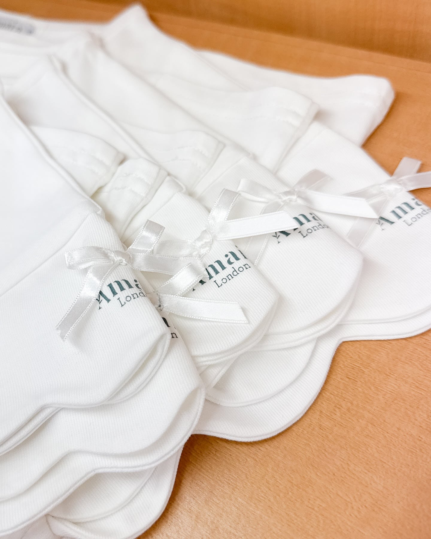 春夏の必須アイテムのTシャツが登場⁡袖口のフリルが可憐でブランドロゴに添えられた小さなホワイトリボンが、さりげないアクセントに🤍⁡スカートやパンツはもちろん、Amaia Kidsのノースリーブワンピースのインナーとしても活躍する万能アイテムですジェイアール名古屋タカシマヤの英国展のアマイアキッズ店頭でもお求めいただけます️⁡今季の人気新作商品ぜひお早めにゲットしてください♪⁡#アマイアキッズ #amaiakids #amaiajapan #英国子供服 #イギリス子供服 #ロンドンファッション #女の子服 #むすめ服 #海外子供服 #女の子ママ #英国展 #子供服 #ジェイアール名古屋タカシマヤ ⁡@amaia_japan⁡▼オンラインショップhttps://amaia.jp