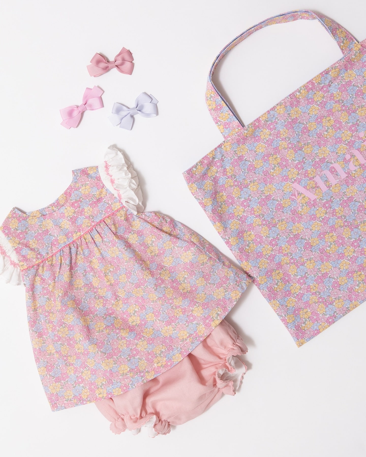 Baby Gift🤱リバティ柄Sadie Roseシリーズで、女の子への出産祝いにぴったりな『Pink gift』🩷ベビーピンク、ベビーブルー、ベビーイエローのやわらかな色彩で描かれたお花とグリーンリーフが、淡く愛らしいデザインのリバティプリント【Sadie Rose】 上品で愛らしい手刺繍入りの「Hydra top」とベビーピンクの「Kuka bloomer」を合わせて、可愛さ満点コーデ♡ リバーシブルで使える、可憐でエレガントな「Liberty Baby pink bag」をママに♡大切なベビーとママに素敵なピンクの贈り物を【アマイアキッズSS25 POP UP】～4月15日（火）まで、伊勢丹新宿店 本館6階 リ・スタイルキッズで開催中#アマイアキッズ #amaiakids #amaiajapan #出産祝い #ベビーギフト #リバティ柄 #リバティプリント #英国子供服 #海外子供服 #伊勢丹新宿店 #isetan #女の子ベビー #女の子ママ #サブバッグ #お稽古バッグ @amaia_japan⁡▼オンラインショップhttps://amaia.jp