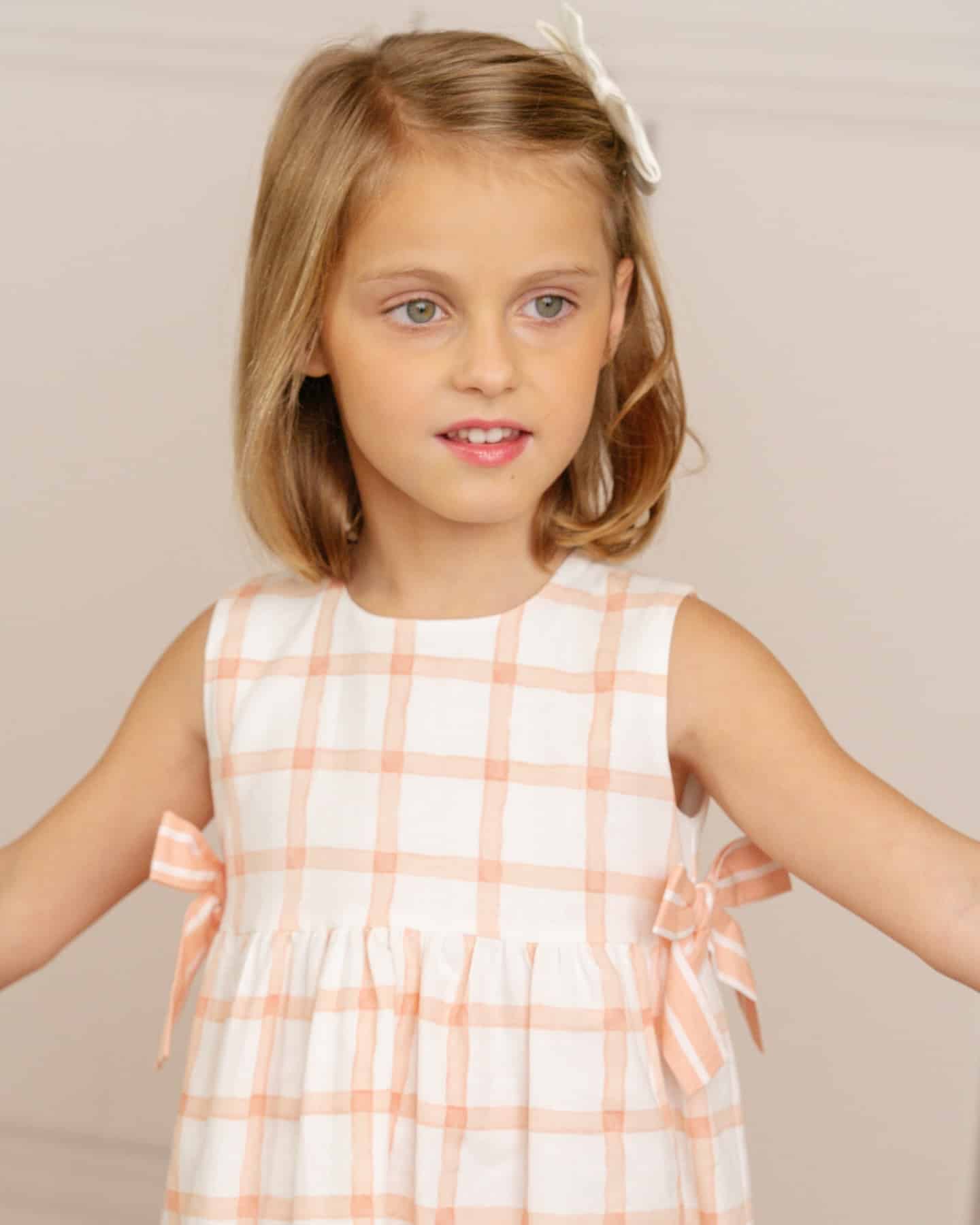 ピーチストライプのリボンが最高にキュートなワンピース上質なコットンリネン生地で可愛らしさの中にエレガントな雰囲気をプラス同じピーチカラーで手刺繍が豪華なスモッキング刺繍入りワンピースや婦人用オーバーサイズシャツもございます春のお出かけが待ち遠しくなるアイテムたち🧡伊勢丹新宿店のポップアップでもご覧いただけます♡ぜひチェックしてみてくださいIsetan Shinjuku Amaia Kids POP UP SHOP ■期間：2025年4月2日（水）〜4月15日（火）■場所：伊勢丹新宿店本館6階　リ・スタイルキッズ#アマイアキッズ #amaiakids #amaiajapan #英国子供服 #キッズファッション #女の子ワンピース #手刺繍 #親子コーデ #オーバーサイズシャツ #むすめ服 #ママライフ #ママコーデ @amaia_japan⁡▼オンラインショップhttps://amaia.jp