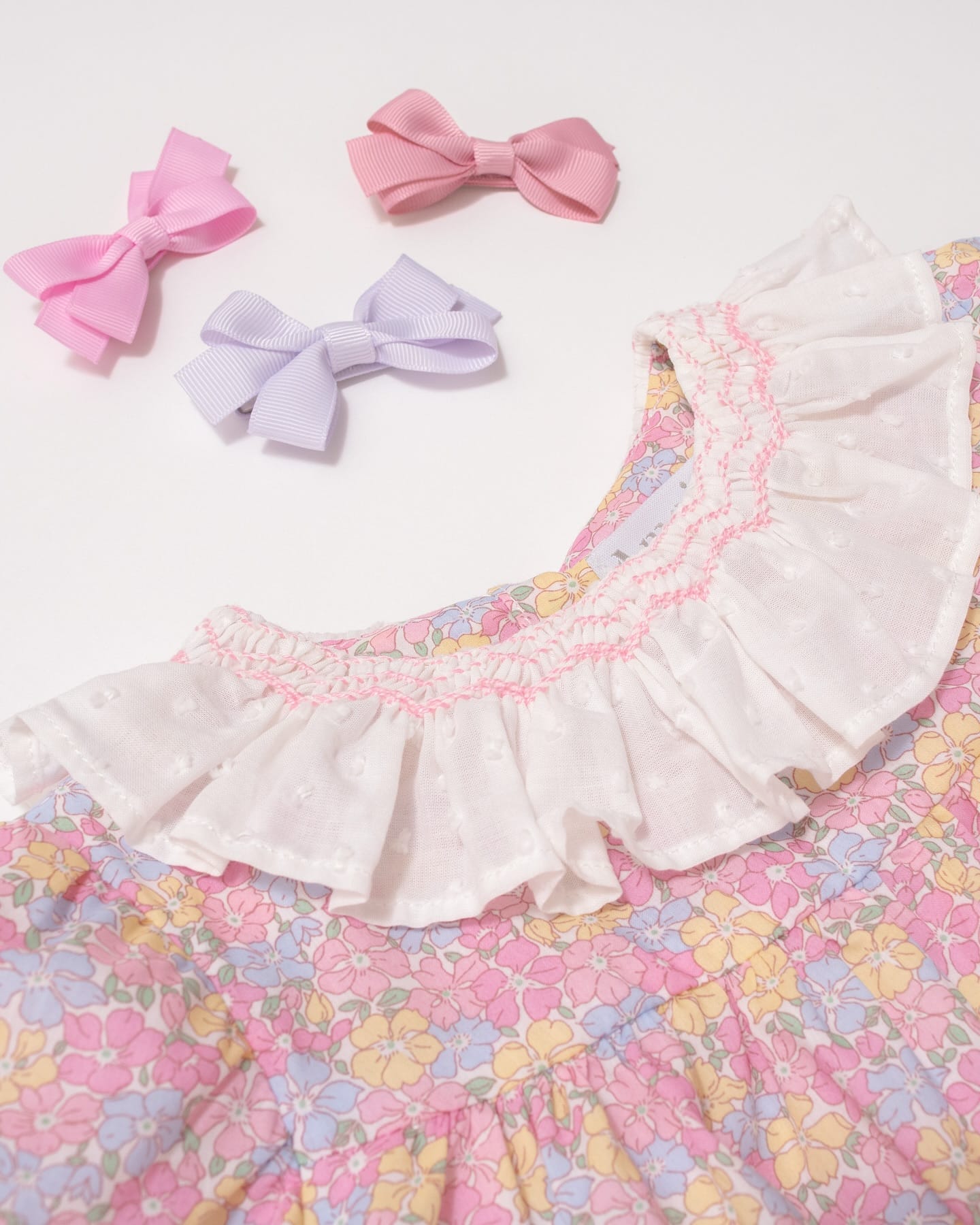 Amaia Kidsコーデワンピース × ヘアアクセサリー可愛らしいピンクの色合いにホワイトプルメッティの襟元が映えるリバティワンピース(ベビーサイズはブルマ付き♡)プルメッティ生地に施されたピンクの手刺繍が愛らしさをさらに引き立てます🫧ヘアアクセサリーをプラスしてよりキュートに Sugar – ふんわり可愛く Rose – 優しいピンクで上品に Lilac – やわらかなパープルで華やかにヘアアクセサリーと合わせたAmaia Kidsらしいコーディネート♡ お好みのカラーでぜひお楽しみください【Amaia Kids 25SS POP UP】～4月15日（火）まで、伊勢丹新宿店 本館6階 リ・スタイルキッズにて開催中#アマイアキッズ #amaiakids #amaiajapan #キッズブランド #英国子供服 #女の子ワンピース #手刺繍 #キッズヘアアクセサリー #伊勢丹新宿店 #isetan #女の子ママ #女の子ヘビー #出産祝い女の子 @amaia_japan⁡▼オンラインショップhttps://amaia.jp