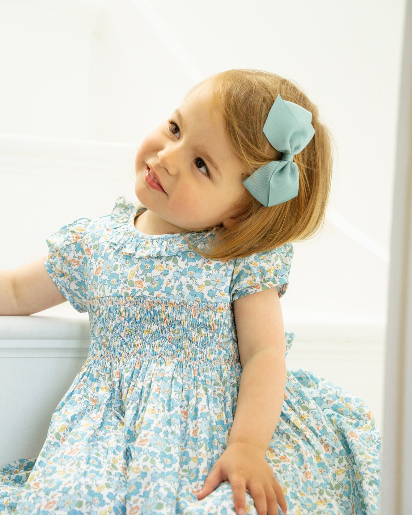まるで天使のようフリルの襟に、大きなリボンの後ろ姿愛らしさと華やかさがぎゅっと詰まった特別な『Moohren dress』。Amaia Kidsならではの繊細で豪華なスモッキング刺繍が胸元に🪡🧵パフスリーブとたっぷりギャザーで、動くたびにふわっと広がる可憐なシルエット🫧人気のリバティ柄【Mrs Stoneley】シリーズ出産祝いにもぴったりな、とっておきの一着をぜひチェックしてみてください🕊️阪急うめだ本店Amaia Kids SS25 POP-UP️期間 : 2025年6月11日（水）〜6月17日（火）️場所 : 阪急うめだ本店 11階#アマイアキッズ #amaiakids #amaiajapan #出産祝い #ベビーギフト #ベビーアイテム #リバティプリント #女の子ワンピース #英国子供服 #シャーロット王女 #キャサリン妃 #ヘアボウ #キッズヘアアクセサリー #うめはんママ #阪急うめだ本店 @amaia_japan⁡▼オンラインショップhttps://amaia.jp