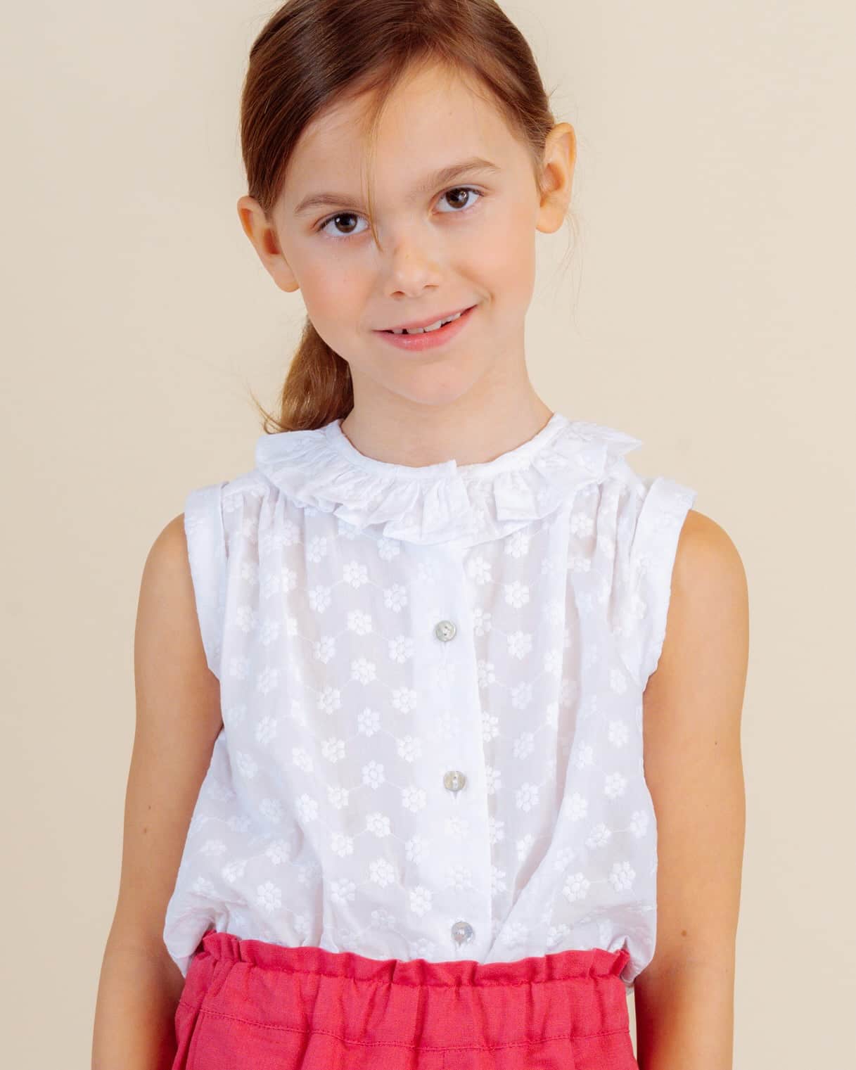 夏の白ブラウス🕊️襟元のフリルにロールアップ袖を合わせた、甘さとカジュアルさが絶妙な『Rita top』。清潔感のあるホワイトは、柄ボトムにもカラーアイテムにも好相性◎前ボタン仕様で、お子さま一人でもお着替えしやすいのもうれしいポイント着まわし力抜群のホワイトアイテム。この夏のワードローブに、ぜひ🤍#アマイアキッズ #amaiakids #amaiajapan #英国子供服 #キッズコーデ #キッズファッション #女の子コーデ #女の子服 #女の子ママ #むすめ服 #海外子供服 #英国スタイル @amaia_japan⁡▼オンラインショップhttps://amaia.jp