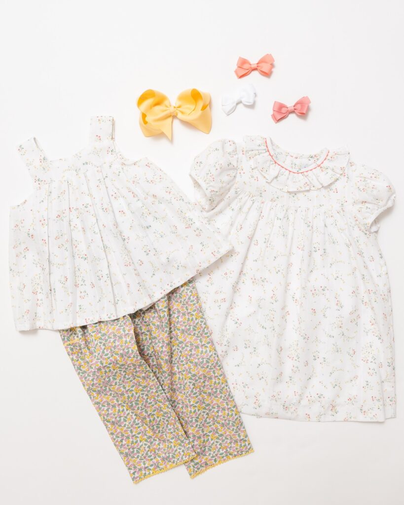 Yellow × Peachチェリーや小花柄が描かれたホワイトアイテムに、イエローやピーチカラーを合わせた可憐なスタイル🧡ヘアアクセサリーやリバティ『Orchard』のボトムスを組み合わせると、Amaia Kidsらしいコーディネートが完成します♡色合わせを楽しみながら、夏のお出かけに華やかさを#アマイアキッズ #amaiakids #amaiajapan #キッズヘアアクセサリー #女の子アイテム #ヘアボウ #リバティプリント #夏コーデ #英国子供服 #海外子供服 #出産祝い #ベビー服 #ベビーギフト #女の子ママ@amaia_japan⁡▼オンラインショップhttps://amaia.jp