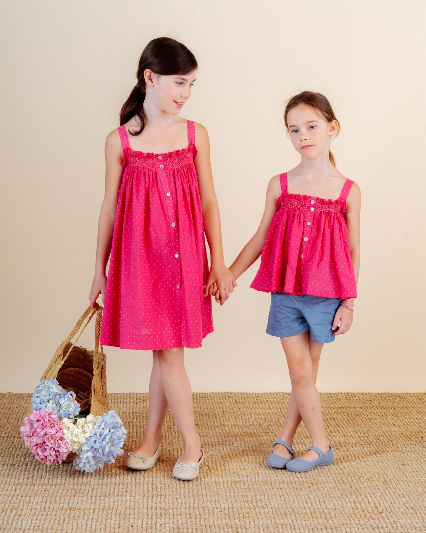 🫧 Fuchsia plumeti 華やかなフューシャピンクのプルメッティ生地に、繊細で豪華なスモッキング刺繍🪡🧵姉妹コーデにもぴったりな、2つのアイテム👭🩷『Carlotta dress』クラシックなシルエットが魅力のサマードレスは、リゾートでもタウンでも、夏の主役に。🩷『Josephina top』縦に並んだボタンが愛らしいトップスは、Tシャツやカーディガンと重ねて楽しむレイヤードスタイルにも◎鮮やかな色彩が夏の陽ざしに映える、とっておきの一着です。#アマイアキッズ #amaiakids #amaiajapan #リンクコーデ #姉妹コーデ #サマーコーデ #夏休みコーデ #女の子ワンピース #英国子供服 #スモッキング刺繍 #女の子ママ #女の子服 @amaia_japan⁡▼オンラインショップhttps://amaia.jp