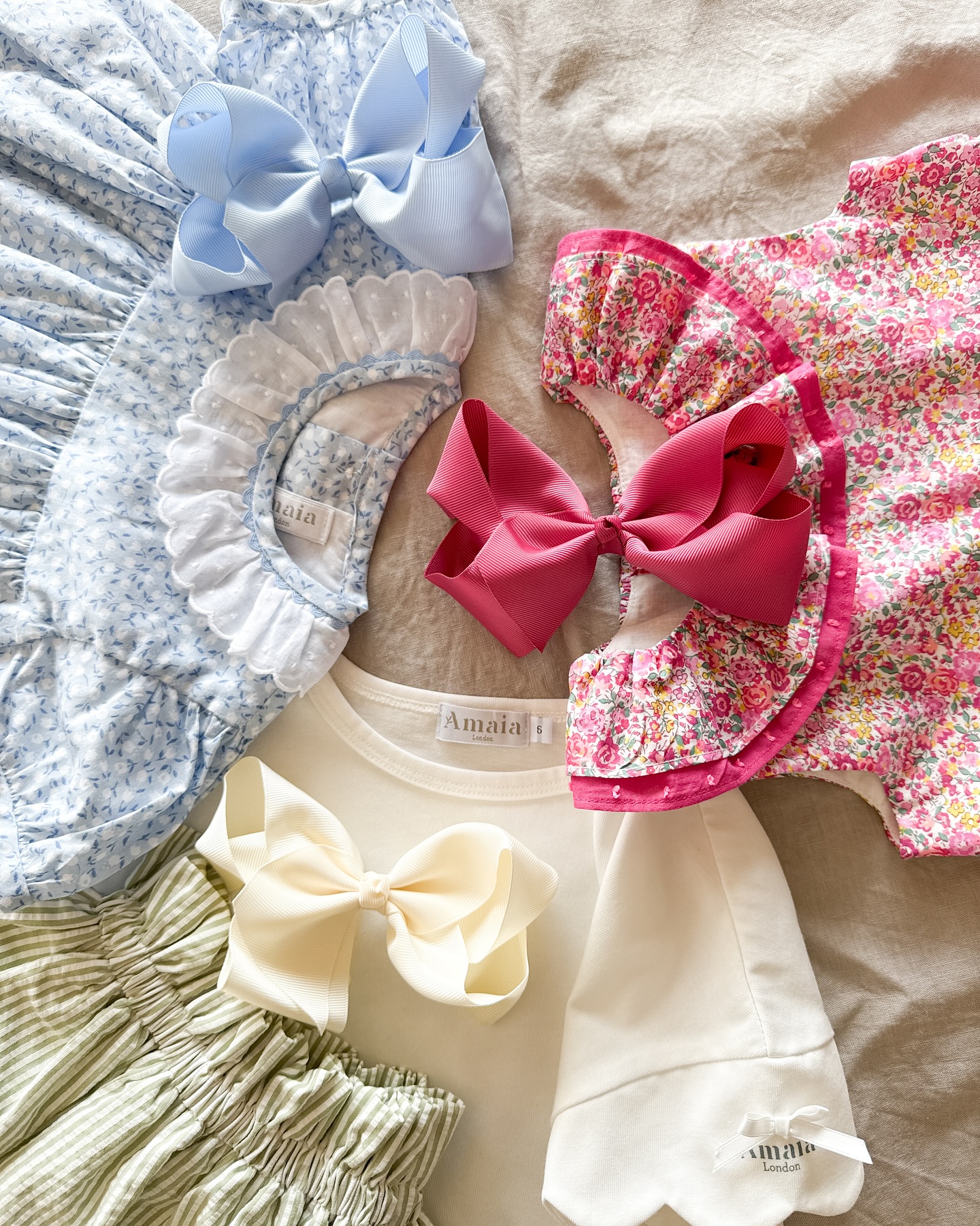 どのコーデにもすっとなじむ、Amaiaのアクセサリーリバティプリントや花柄、ストライプ柄など、どんなデザインにもAmaia KidsらしさをプラスしてくれるリボンたちワンピースやTシャツにヘアアクセサリーをひとつ加えるだけで、印象がぐっと変わります。毎日のコーデにそっと華やかさを添えるとっておきのアイテム。全70色からぜひ、お気に入りを見つけてみてくださいね♡#アマイアキッズ #amaiakids #amaiajapan #キッズヘアアクセサリー #ヘアボウ #出産祝い #誕生日プレゼント #女の子ギフト #リバティプリント #英国子供服 #ヘアアクセサリー #女の子ママ @amaia_japan⁡▼オンラインショップhttps://amaia.jp