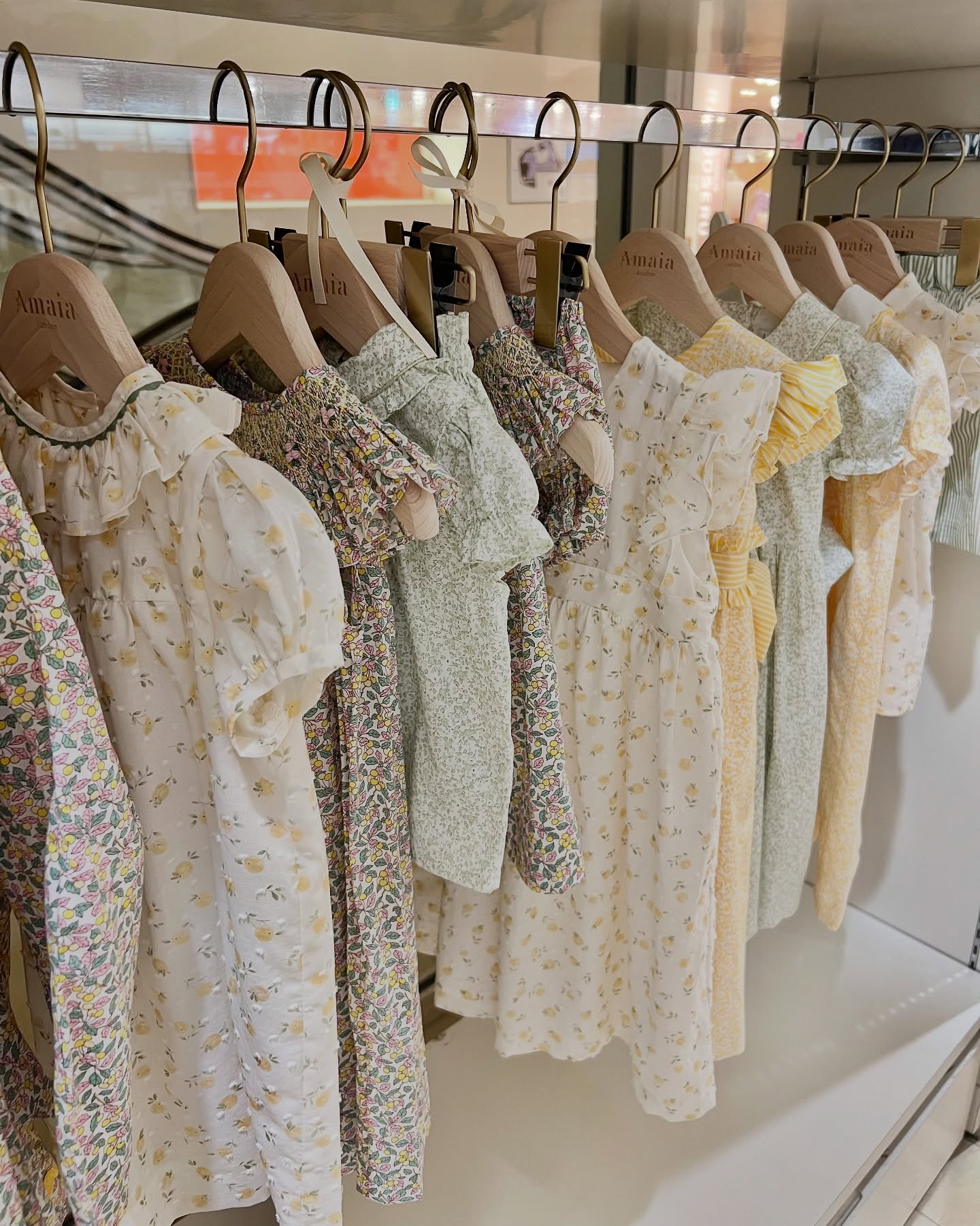 yellow × green × floralやわらかなプルメッティ生地に軽やかなリバティプリント、暑い季節も快適で上品なスタイルを。イエローやグリーンの花柄など夏のお出かけにぴったりな、見ているだけで気分が上がる心地よい素材と色合い。この季節のお気に入りをぜひ見つけてください♡#アマイアキッズ #amaiakids #amaiajapan #リバティプリント #夏コーデ #女の子ワンピース #女の子アイテム #英国子供服 #出産祝い #女の子ベビー服 #ベビー用品 @amaia_japan⁡▼オンラインショップhttps://amaia.jp