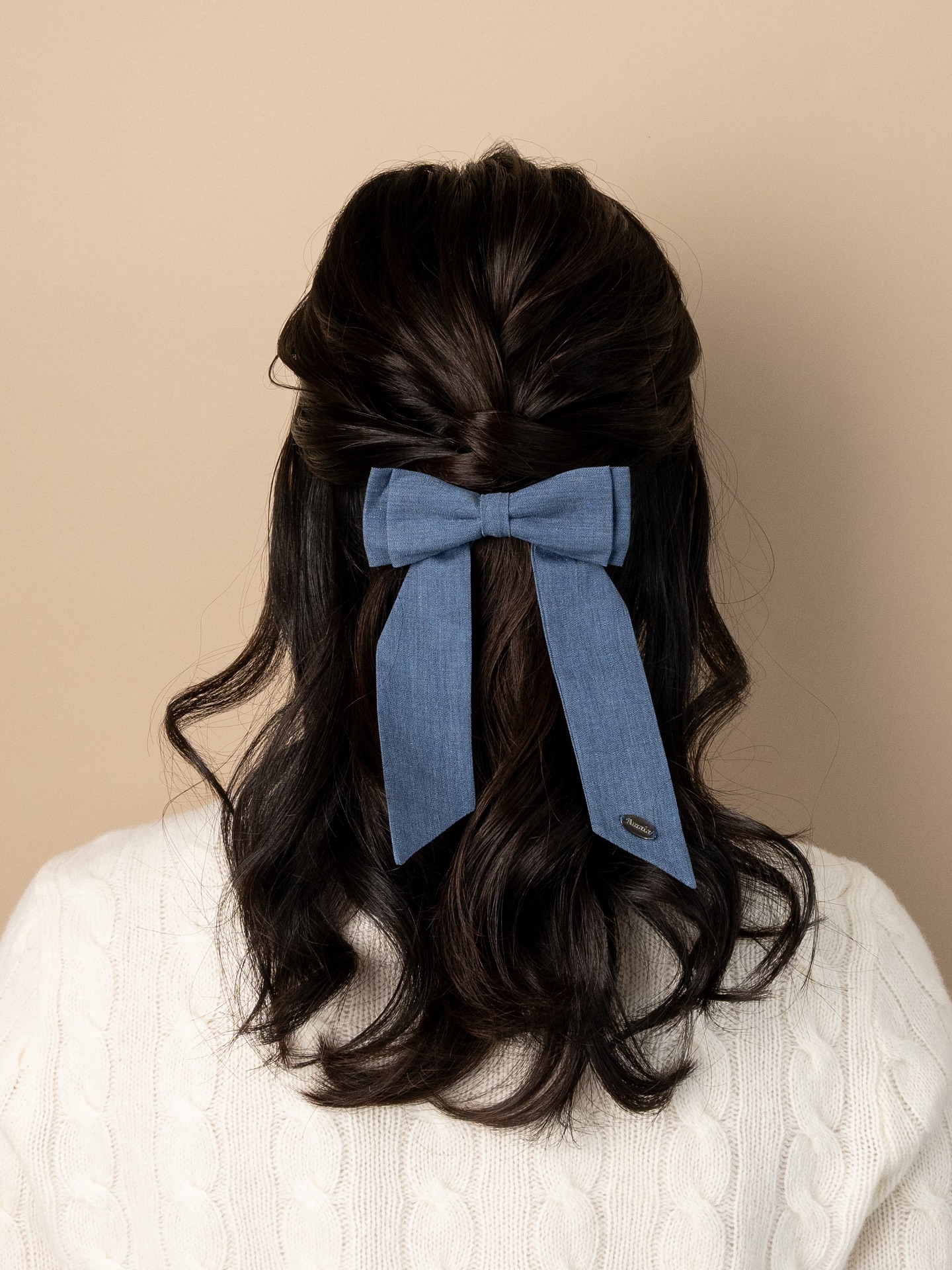 秋の装いはリボンから深みのあるシャンブレーが、さりげなく季節の気配を添えるリボンヘアクリップ髪にさっと留めるだけで、いつものスタイルがエレガントにアップデート♡ロングテールが優雅に揺れ、ブランドロゴ入りプレートが上品なアクセントに。デイリーにもお出かけにも使いやすく、秋冬の装いをおしゃれに仕上げてくれます。ママとキッズで楽しむリンクコーデもオススメですAmaia Kids ポップアップ開催中期間：9月24日（水）〜9月30日（火）場所：伊勢丹新宿店本館6階 リ・スタイルキッズ#アマイアキッズ #amaiakids #amaiajapan #英国子供服 #海外ブランド #ヘアボウ #ヘアクリップ #ママコーデ #ヘアアクセサリー #キッズヘアアクセサリー #伊勢丹新宿店 #isetan@amaia_japan⁡▼オンラインショップhttps://amaia.jp