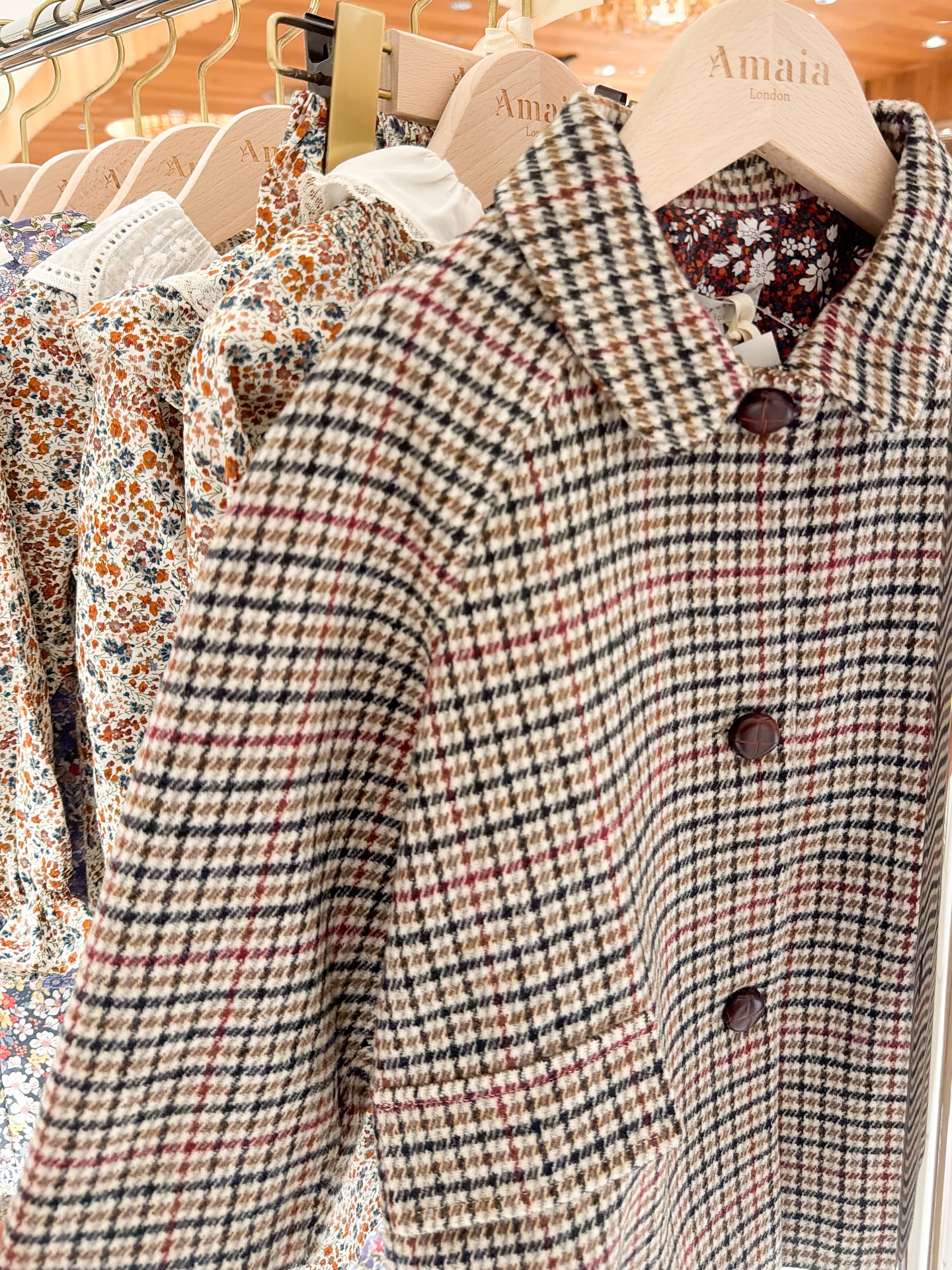 British trad秋冬の英国らしいトラッドスタイルが完成するアウター🧥ツイード生地に、バーガンディ、キャメル、ブラック、グレーの千鳥格子柄をあしらったコートコートの裏地はバーガンディのリバティプリントで英国感がたっぷりのコートですクラシカルな着こなしはもちろん、花柄やチェック柄を合わせれば、華やかさのあるトラッドスタイルに♡同じ生地のジャケットのご用意がございます。ぜひ兄弟姉妹リンクコーデもお楽しみください#アマイアキッズ #amaiakids #amaiajapan #英国子供服 #英国ブランド #英国ライフ #トラッドスタイル #キッズアウター #キッズコート #キッズジャケット #英国フェア #女の子ママ #男の子ママ@amaia_japan⁡▼オンラインショップhttps://amaia.jp