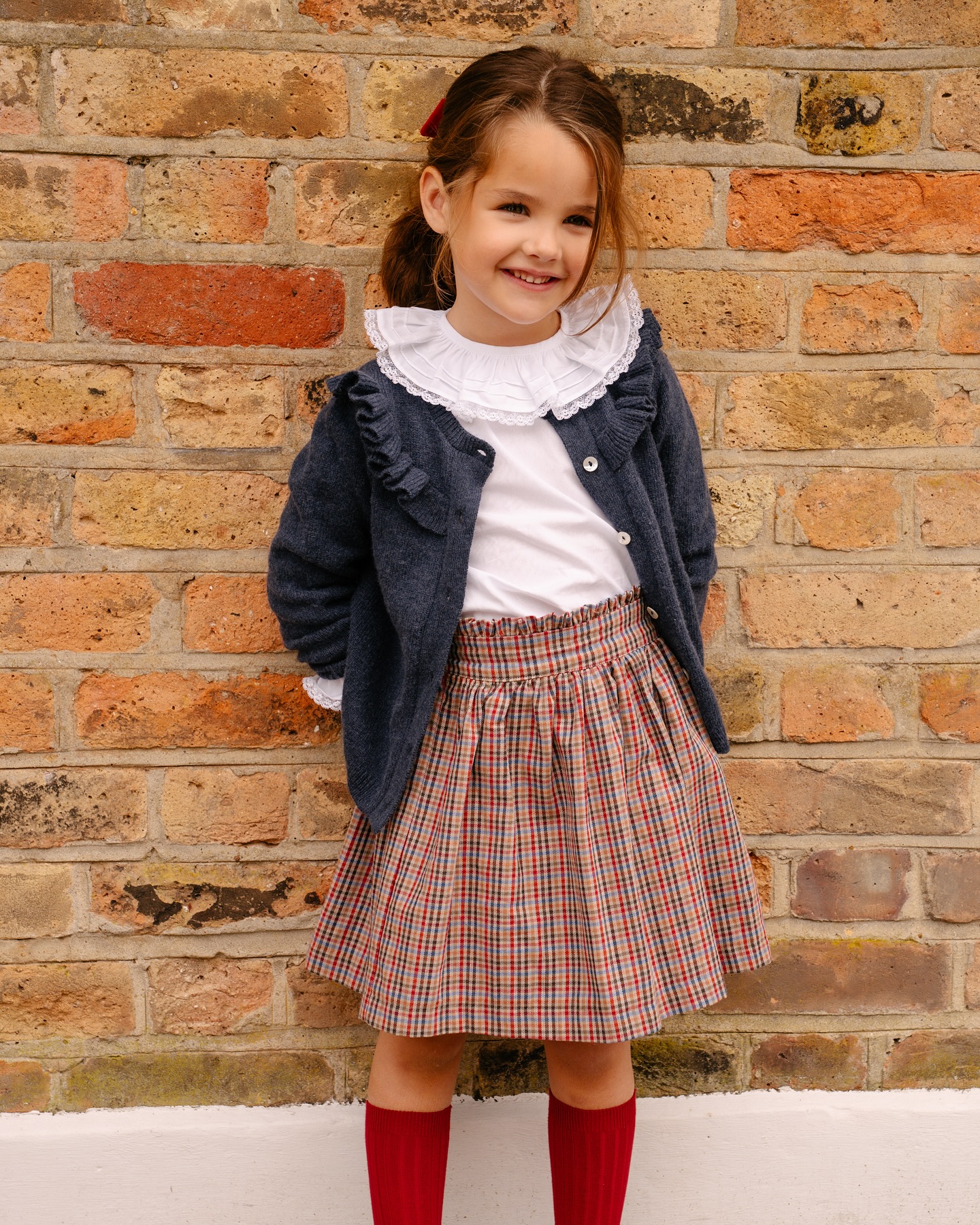 秋冬らしいマルチカラーが魅力のスカート。レッド・ブルー・ブラウンを基調に、ベージュやオレンジの温かみもプラス『Viana skirt』は、阪急うめだ本店 英国フェアにて10月15日(水)より先行販売の『Daisy dress』と同じ生地で、リンクコーデも楽しめますトップスは、襟元が魅力のホワイトブラウスやバーガンディのカーディガンを合わせて、英国らしいレイヤードスタイルに秋冬の英国スタイルをぜひご覧ください♡#アマイアキッズ #amaiakids #amaiajapan #英国子供服 #英国スタイル #海外子供服 #リンクコーデ #姉妹コーデ #女の子アイテム #英国フェア #英国展 #阪急うめだ本店 #うめはん #女の子ママ @amaia_japan⁡▼オンラインショップhttps://amaia.jp