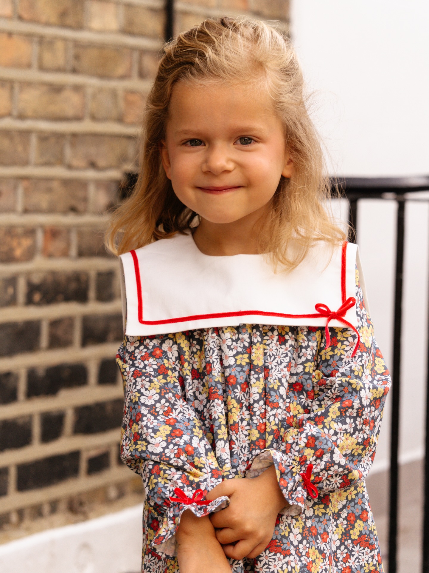 大人気のワンピースオンラインで大人気の『Leelavy dress』レッドやホワイトの花々が一面に広がる、華やかでアイコニックなデザイン。着るだけで主役級の存在感️可愛らしさと上品さを兼ね備え、ディテールにもこだわったワンピースです。七五三やお食事会、出産祝いなどにもオススメの華やかなワンピースをぜひ🍽️アマイアキッズ@阪急うめだ本店【英国フェア2025】10月15日（水）から#アマイアキッズ #amaiakids #amaiajapan #英国子供服 #英国ライフ #女の子ワンピース #七五三 #ベビーギフト #出産祝い #女の子ママ #阪急うめだ本店 #うめはん@amaia_japan⁡▼オンラインショップhttps://amaia.jp