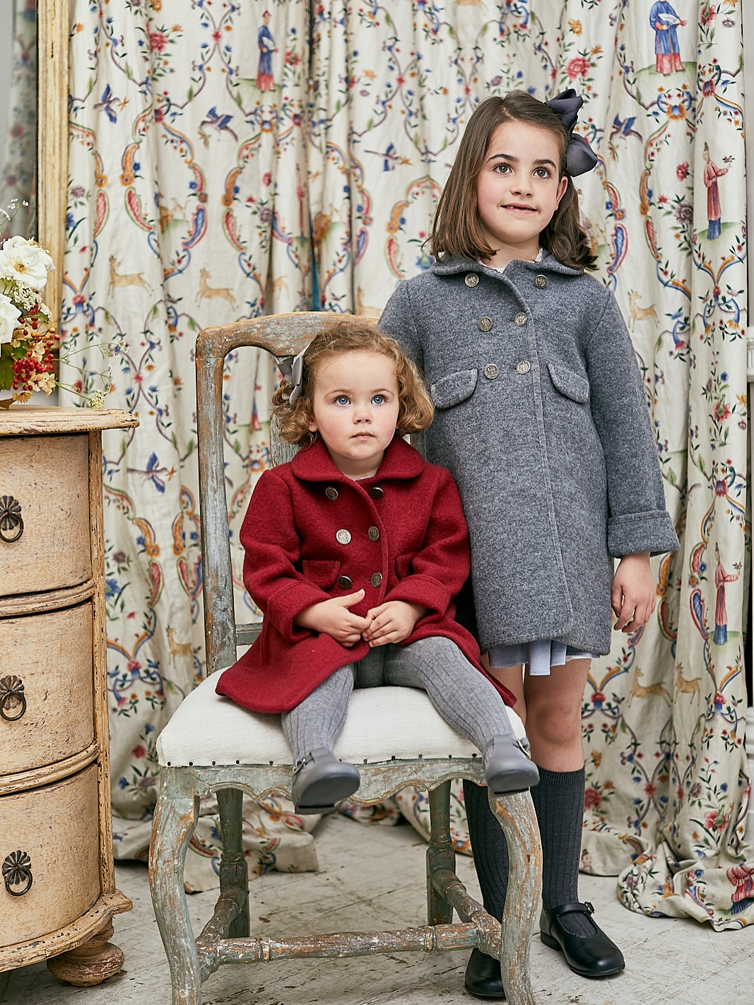 Amaia Kidsを代表するアウターは、毎シーズン大人気のアイテム🐏今季も発売直後から完売サイズが出るほどご好評いただいております♡ロイヤルキッズにも選ばれるブランドならではの、クラシカルで気品あるアウターシルエットの美しさと上品なデザインは、どんなスタイルにもぴったり。上質の贈り物としても人気のアイテムです長く愛されるクラシカルな一着を、この機会にぜひ🤴アウター購入で、A4サイズも収納できるグレージュカラーの『オリジナルバッグ』をプレゼント♡（数量限定）アマイアキッズ@阪急うめだ本店【英国フェア2025】期間：10月15日（水）〜10月20日（月）場所：阪急うめだ本店 9階 催場#アマイアキッズ #amaiakids #amaiajapan #英国子供服 #キャサリン妃 #ロイヤルキッズ #イギリス王室 #シャーロット王女 #キッズアウター #キッズコート #キッズフォーマル #女の子ママ #ママライフ#うめはん #英国フェア #阪急うめだ本店 @amaia_japan⁡▼オンラインショップhttps://amaia.jp