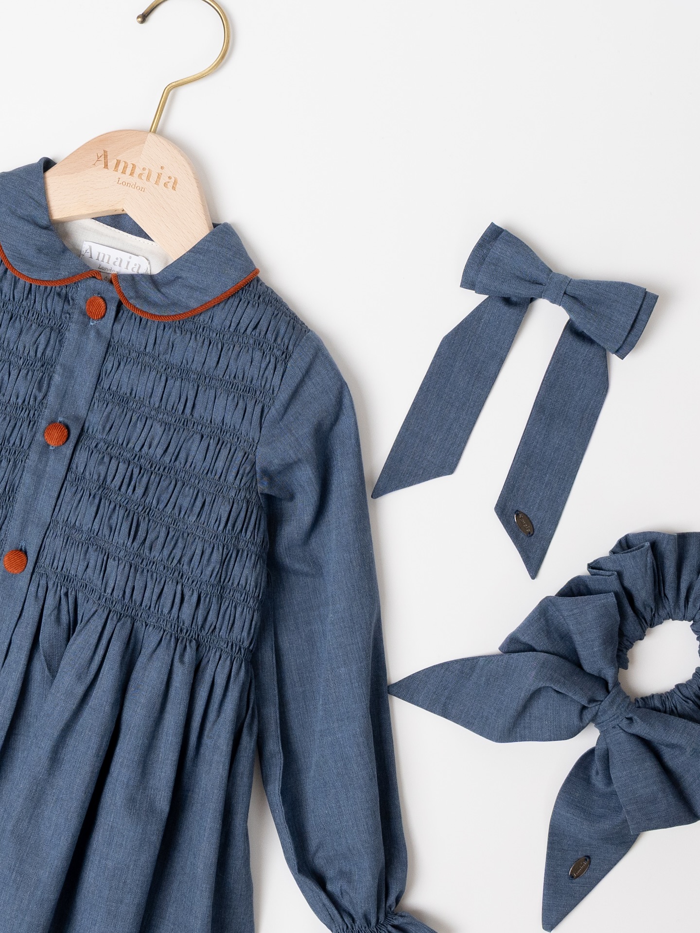 カラーリングが美しい『Paris dress』🧡ヨーロッパらしい色彩のコントラストが際立つ、Amaia Kidsならではの特別な一着深みのあるシャンブレー地に、レンガ色のコーデュロイで包まれたボタンと襟元のパイピング。絶妙なカラーコンビネーションが、秋冬スタイルを上品に彩ります同素材のヘアアクセサリーもご用意♡ママとお子さまでのリンクコーデも楽しめます アマイアキッズ @阪急うめだ本店【英国フェア2025】開催中 期間：10月20日（月）まで 場所：阪急うめだ本店 9階 催場#アマイアキッズ #amaiakids #amaiajapan#英国子供服 #ヨーロッパ子供服 #リボンシュシュ #女の子ママ #むすめ服 #キッズヘアアクセサリー#阪急うめだ本店 #うめはん #英国展 #英国フェア#英国ライフ #キッズファッション