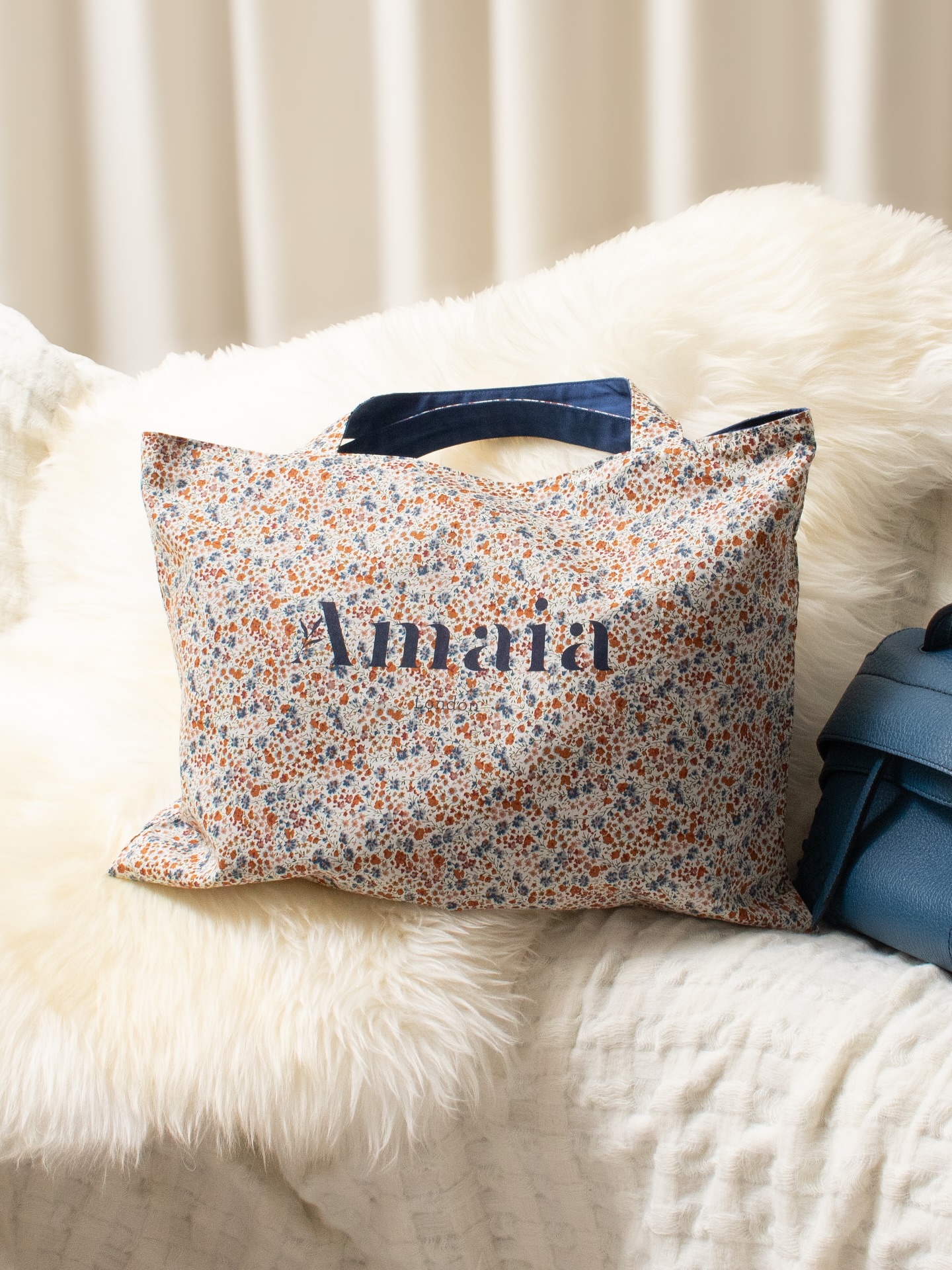 リバーシブルで嬉しいリバティバッグ今季人気のオレンジやコバルトブルーなどの小花が繊細に描かれ、やさしく控えめな色合いが上品でフェミニンな印象のリバティ柄『Phoebe』シリーズネイビーのロゴがさりげなく映える、ブルーネイビー生地とのリバーシブル仕様🫐お子さまのレッスンバッグや、大人の女性のサブバッグとしても人気のバッグです。#アマイアキッズ #amaiakids #amaiajapan #英国子供服 #リバティプリント #サブバッグ #レッスンバッグ #お稽古バッグ #イギリスブランド #出産祝い #誕生日ギフト@amaia_japan⁡▼オンラインショップhttps://amaia.jp