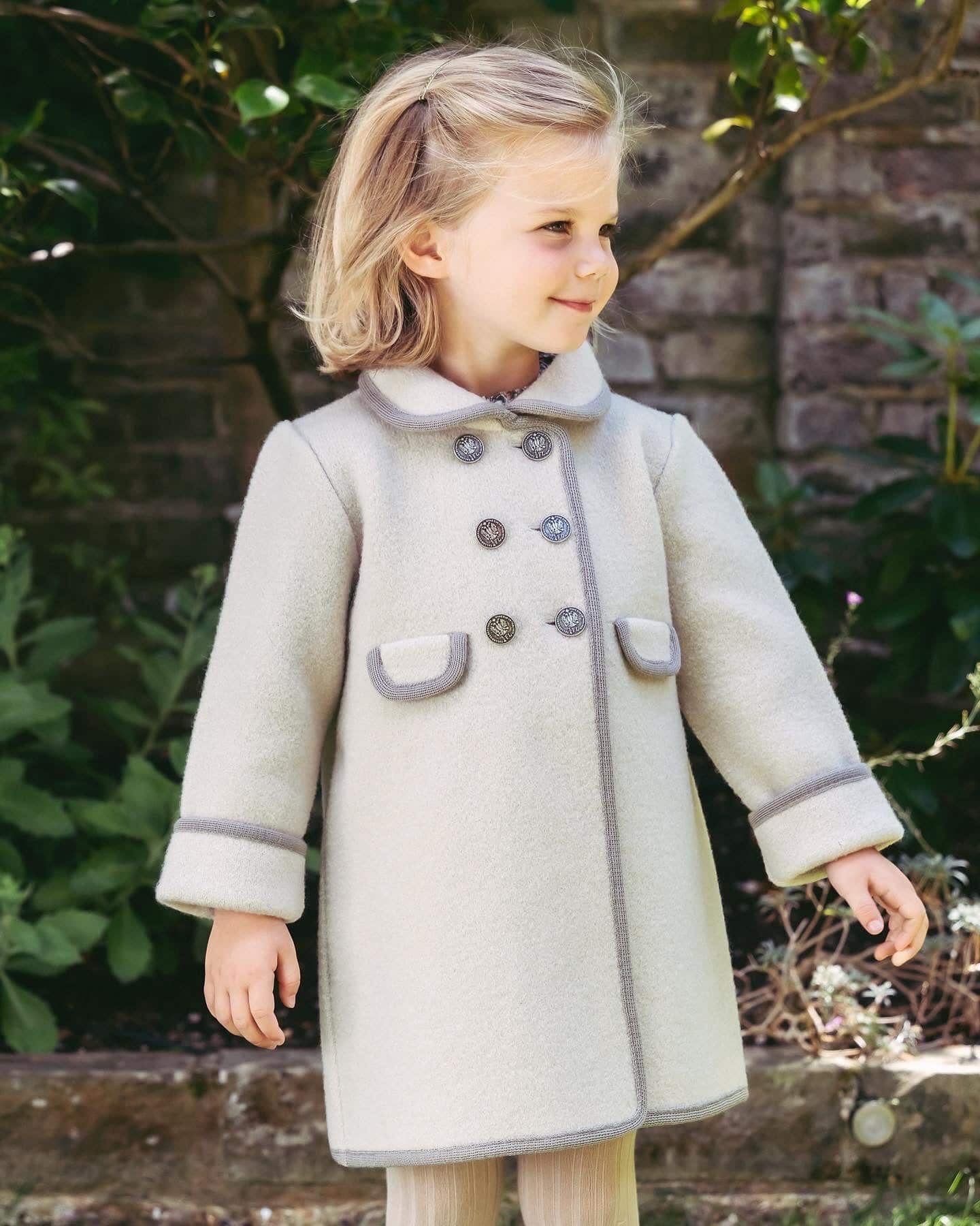 🕊寒くなる季節に選びたい『Razorbil coat』やさしいアイボリーにグレージュのパイピング。やわらかな色の組み合わせが、冬の装いをふんわりと包み込みます🤍圧縮ウールのあたたかさと、職人の手仕事が生み出す美しいシルエット。エレガントでクラシカルな冬スタイルにアウター購入で、A4サイズも収納できるグレージュカラーの『オリジナルバッグ』をプレゼント♡（数量限定）#アマイアキッズ #amaiakids #amaiajapan #英国子供服 #イギリスブランド #キッズコート #シャーロット王女 #イギリス王室 #女の子ママ #キッズフォーマル #むすめ服 @amaia_japan⁡▼オンラインショップhttps://amaia.jp