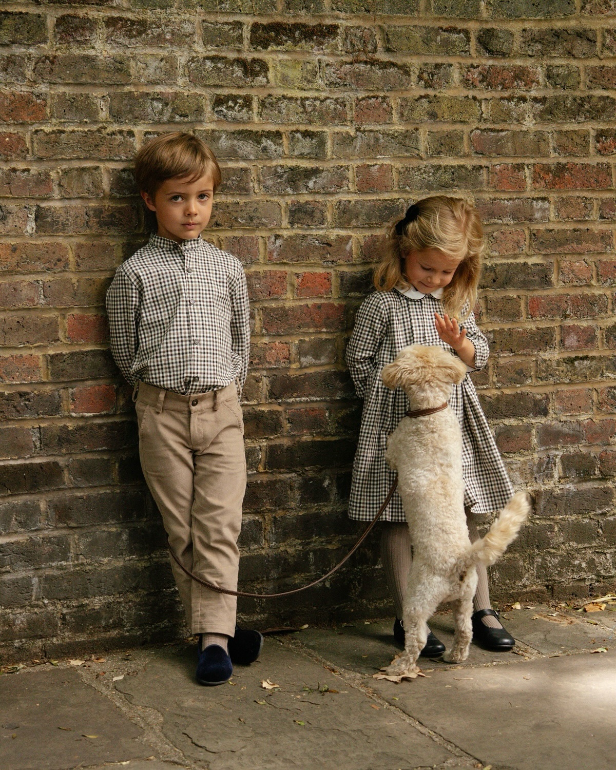 クラシカルトラッドな秋冬チェックスタイルブラウン×ブラックのチェック柄が上品に映える、英国トラッドの正統派ワンピース＆シャツ。ワンピースは、襟元と袖口にホワイト刺繍のパイピングをあしらい、細部まで美しさが際立つ一着です男の子シャツも、袖をロールアップできるこだわりのデザイン。学校行事や発表会、七五三など、特別な日の装いにもおすすめです。兄妹・姉妹のリンクコーデで、上品なトラッドスタイルをお楽しみください#アマイアキッズ #amaiakids #amaiajapan#英国子供服 #英国スタイル #兄弟姉妹コーデ#女の子ワンピース #男の子シャツ #七五三コーデ#発表会コーデ #女の子ママ #男の子ママ #キッズフォーマル @amaia_japan▼オンラインショップhttps://amaia.jp
