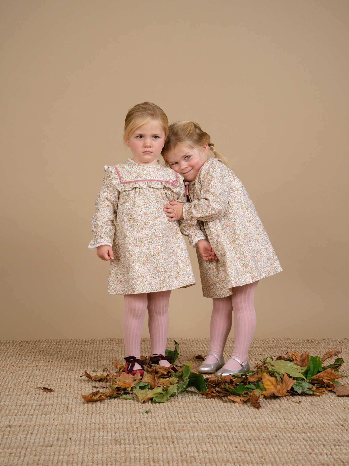 フローラルリンクコーデピンクやタンの花々にグリーンリーフが一面に描かれたワンピース。ピンクのベルベットリボンをあしらい、細部まで上品な可愛らしさを添えました同じ生地でデザイン違い♡お出かけが待ち遠しくなるようなとっておきの一着で、可愛らしい姉妹コーデをお楽しみください。#アマイアキッズ #amaiakids #amaiajapan #姉妹コーデ #女の子ワンピース #ベビーアイテム #英国子供服 #出産祝い #ベビーギフト #女の子ママ #女の子ベビー@amaia_japan▼オンラインショップhttps://amaia.jp