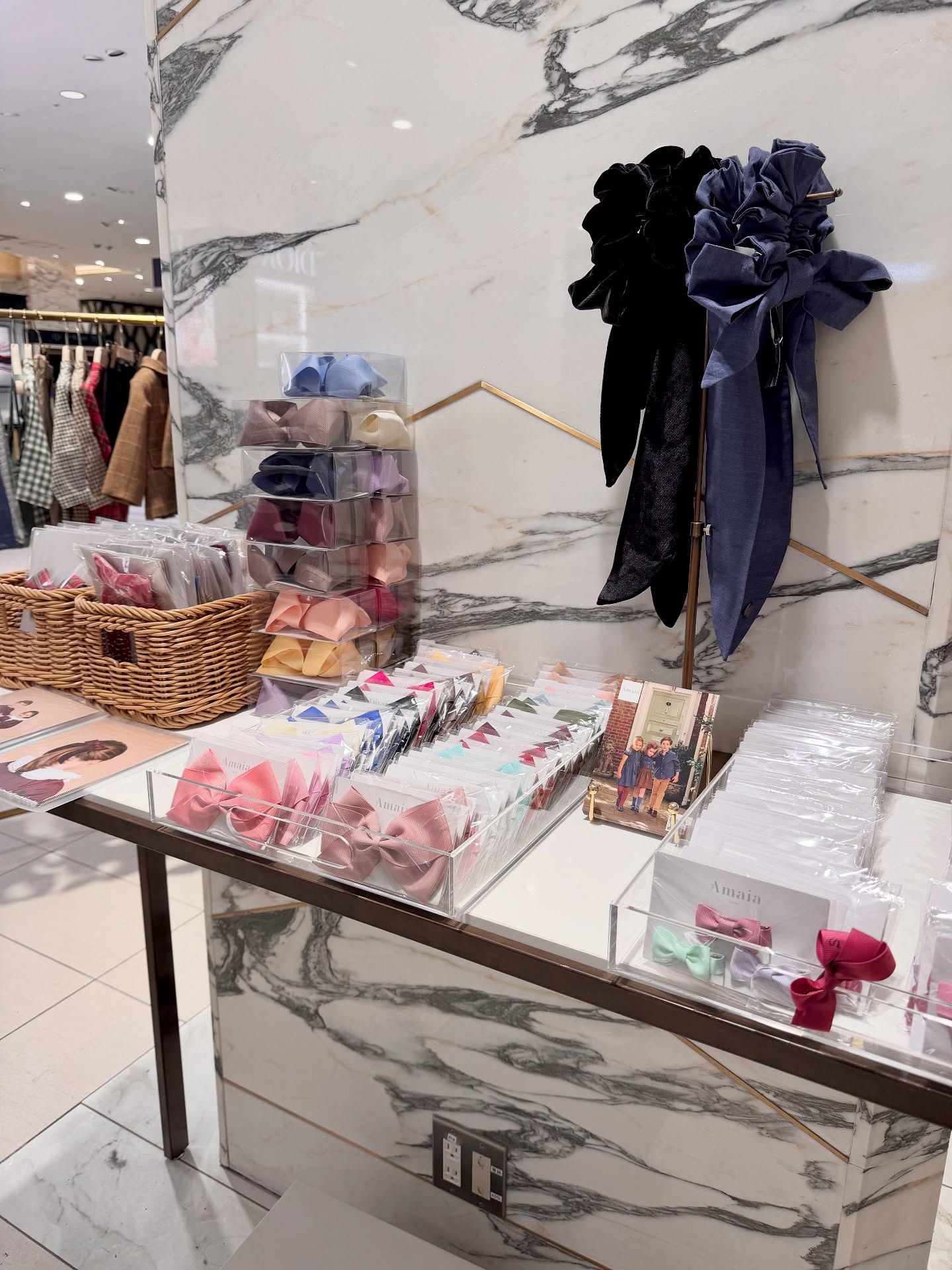 Amaia Kidsのヘアアクセサリー秋冬らしいベロア素材やクリスマスコレクションの華やかなデザインで、いつものコーディネートにワンポイントの彩りを。シュシュやクリップは、大人も使えるデザインだから親子でリンクコーデを楽しむことも♡お出かけや特別な日も、Amaia Kidsのヘアアクセサリーでコーディネートに秋冬の彩りを松坂屋名古屋店 Amaia Kids POP UP STORE️期間：11月5日（水）〜11月11日（火）️場所：本館1階北入口イベントスペース#アマイアキッズ #amaiakids #amaiajapan #ヘアアクセサリー #ヘアクリップ #リボンシュシュ #女の子ママ #クリスマスコレクション #クリスマスギフト #プチギフト #松坂屋名古屋店 #ママコーデ @amaia_japan▼オンラインショップhttps://amaia.jp