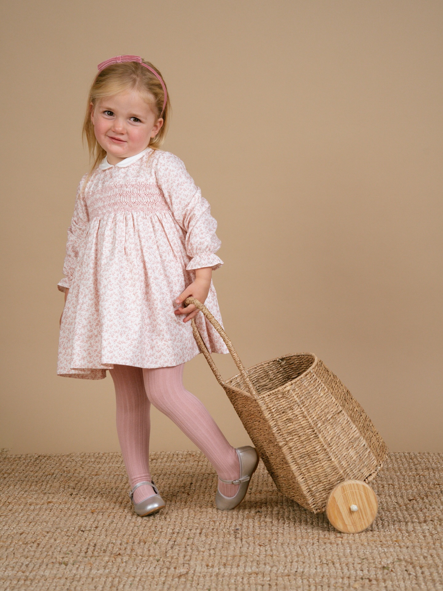 baby pink🩰寒くなる季節に、ベビーピンクで愛らしい彩りを♡やさしい花柄ワンピやブラウス、ふんわりジャンパースカートからあたたかなコートまで。ピンクのアイテムで、冬のお出かけも上品で可愛らしく愛らしいピンクに包まれて、女の子の毎日もやさしく華やかに。松坂屋名古屋店 Amaia Kids POP UP STORE️期間：11月5日（水）〜11月11日（火）️場所：本館1階北入口イベントスペース#アマイアキッズ #amaiakids #amaiajapan #英国子供服 #英国ブランド #出産祝い女の子 #女の子ママ #手刺繍 #スモッキング刺繍 #ピンクアイテム #シャーロット王女 #キッズコート @amaia_japan▼オンラインショップhttps://amaia.jp