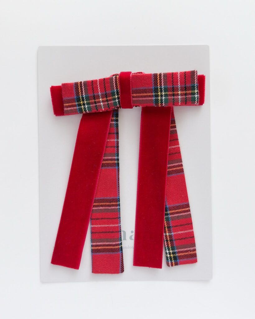 ️Christmas Collection️ホリデーシーンを美しく彩る、Amaia Kidsのヘアアクセサリー Long Tail Hair Bowsサイズ：約12 × 15cm6,600円（税込） Hair bandサイズ：約14 × 12cm5,500円（税込） Hair bowサイズ：約12 × 5cm5,500円（税込）いつものコーデにそっと添えるだけで、冬の装いがクリスマス仕様に♡おめかしにも、大切な贈り物にもぴったりのアイテムです#アマイアキッズ #amaiakids #amaiajapan #クリスマスコーデ #クリスマスコレクション #ヘアアクセサリー #ギフト #女の子ママ #クリスマスギフト #ママライフ #クリスマスパーティーコーデ @amaia_japan⁡▼オンラインショップhttps://amaia.jp