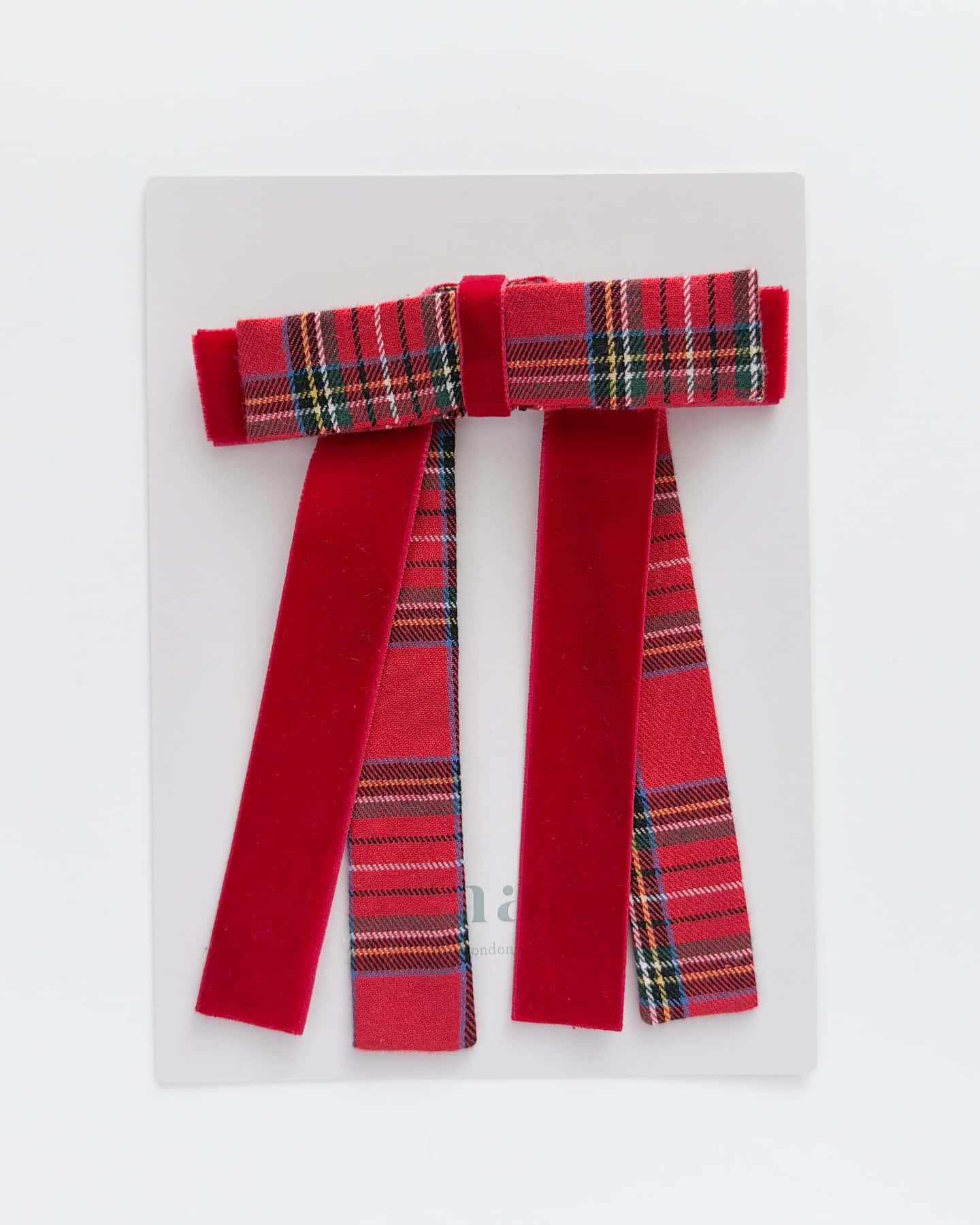 ️Christmas Collection️ホリデーシーンを美しく彩る、Amaia Kidsのヘアアクセサリー Long Tail Hair Bowsサイズ：約12 × 15cm6,600円（税込） Hair bandサイズ：約14 × 12cm5,500円（税込） Hair bowサイズ：約12 × 5cm5,500円（税込）いつものコーデにそっと添えるだけで、冬の装いがクリスマス仕様に♡おめかしにも、大切な贈り物にもぴったりのアイテムです#アマイアキッズ #amaiakids #amaiajapan #クリスマスコーデ #クリスマスコレクション #ヘアアクセサリー #ギフト #女の子ママ #クリスマスギフト #ママライフ #クリスマスパーティーコーデ @amaia_japan⁡▼オンラインショップhttps://amaia.jp