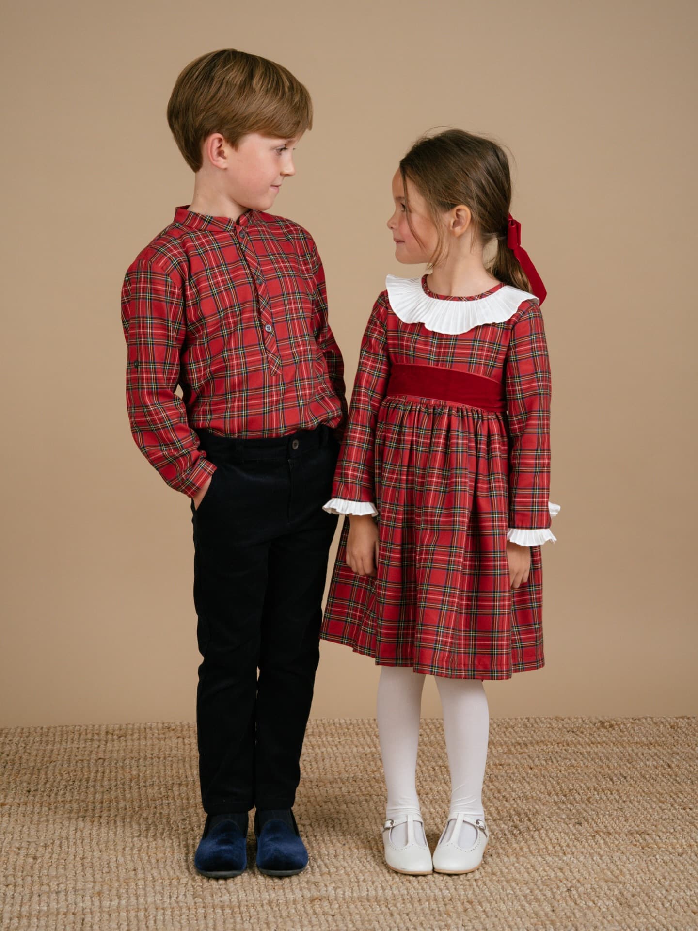 クリスマスリンクコーデ兄弟姉妹でおそろいにできる時間は、実はほんのひととき。この季節だけ楽しめる特別なおそろいスタイル。クリスマスの色合いがそっとつながり、思い出のひとときをよりあたたかくしてくれます。この冬、今だけの可愛らしいリンクコーデをお楽しみください。#アマイアキッズ #amaiakids #amaiajapan #リンクコーデ #姉妹コーデ #兄弟コーデ #クリスマスコレクション #クリスマスギフト #英国子供服 #女の子ママ #男の子ママ #クリスマスコーデ @amaia_japan⁡▼オンラインショップhttps://amaia.jp