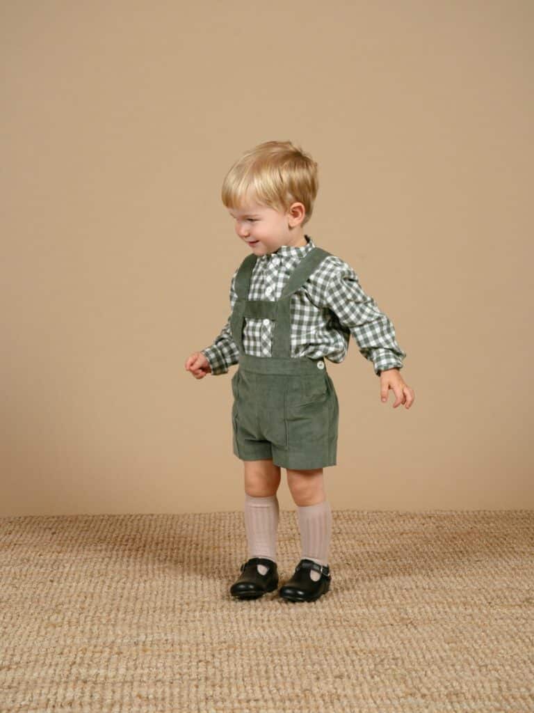 冬のベビースタイルカーキチェック × カーキコーデュロイ立ち襟のチェックシャツがアクセントになったトップスに、コーデュロイ素材のボトムスを合わせてぬくもりをプラス。タイツを合わせればさらに温かく、寒い季節も快適に。季節感のある素材コーデで、冬のお出かけがもっと楽しみに️クリスマスギフトや出産祝いとしてもオススメです🍼#アマイアキッズ #amaiakids #amaiajapan #男の子ベビー #ベビーギフト #出産祝い男の子 #ベビーコーデ #男の子ママ #クリスマスギフト #ベビー服男の子 @amaia_japan⁡▼オンラインショップhttps://amaia.jp