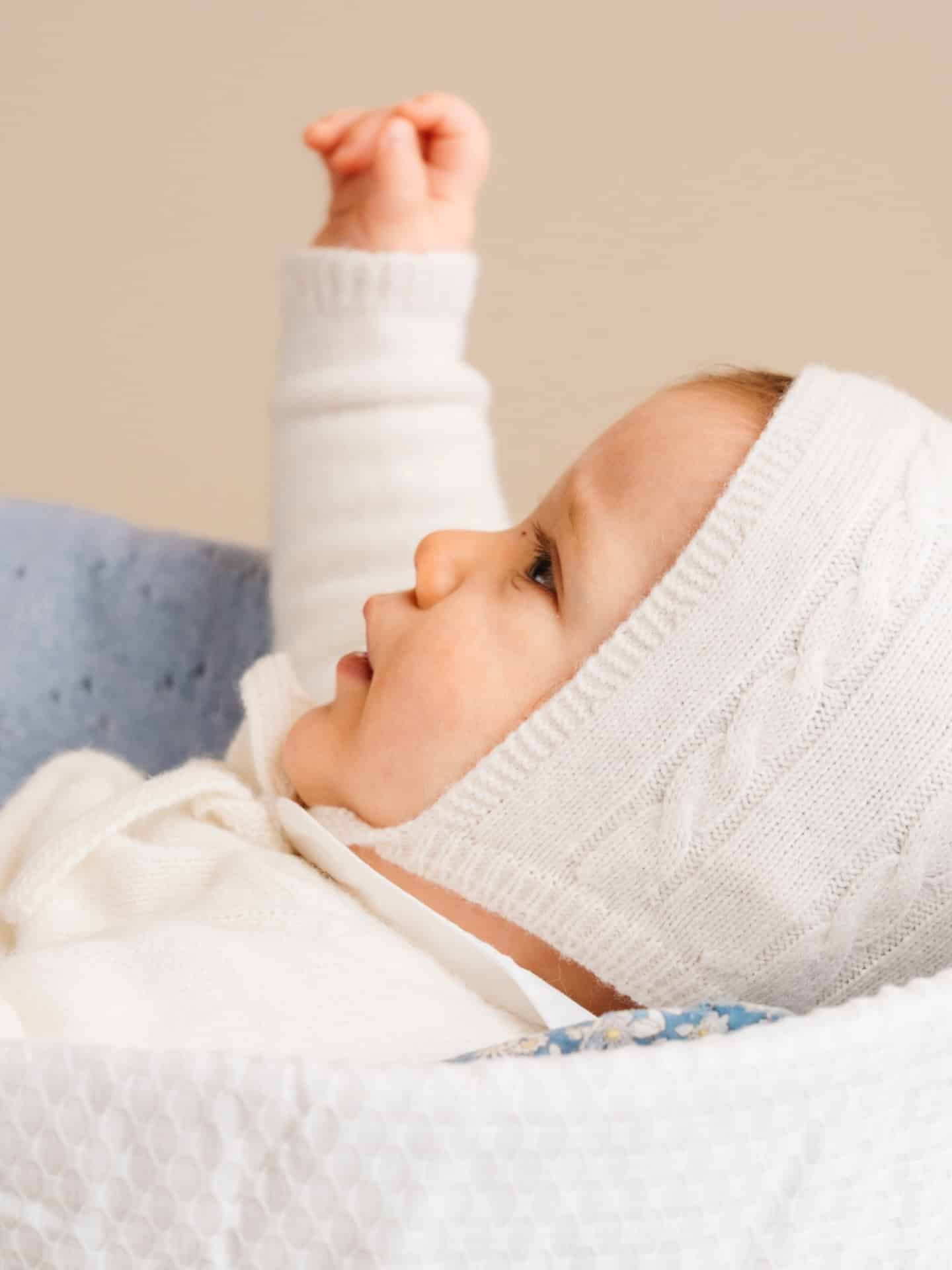 ベビーのボンネット姿の愛おしさ「可愛い…♡」ヨーロッパ製のカシミア混ニットが叶える軽やかなあたたかさと、タイムレスな可愛さ。特別な日も、はじめてのお出かけも。思い出に残る一着です。🤍 ボンネット・トップス・ボトムス 3点セット🤍 ヨーロッパ製カシミア混素材🤍 男の子にも女の子にも#アマイアキッズ #amaiakids #amaiajapan #ベビーギフト #ベビーウェア #出産祝い #ベビーギフト #ベビーシャワーギフト #男の子ベビーママ #女の子ベビーママ #VERY掲載 #英国子供服 #海外ベビー服 #ベビーボンネット @amaia_japan⁡▼オンラインショップhttps://amaia.jp