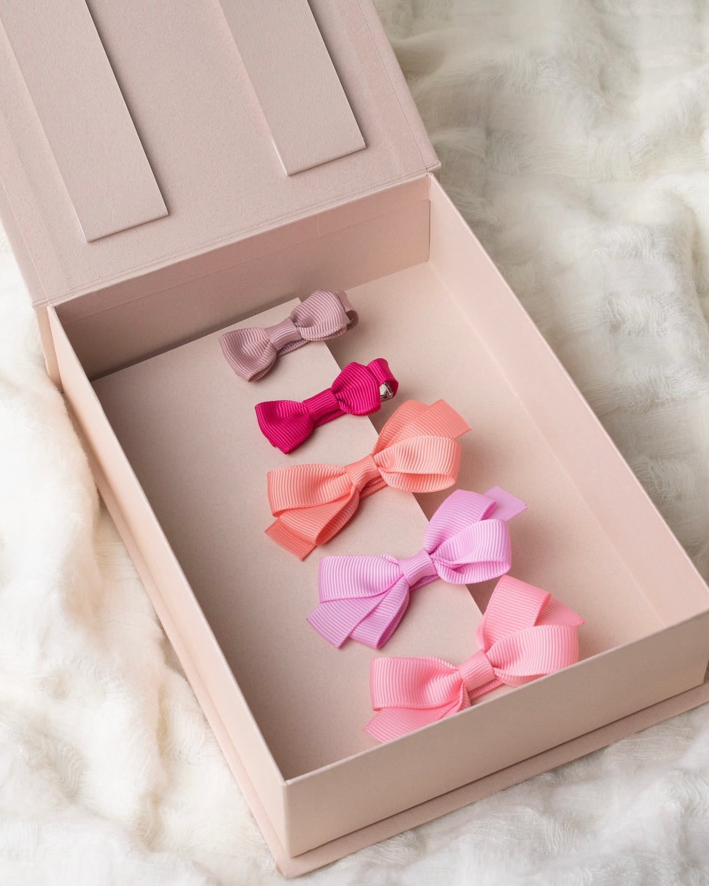 再入荷のお知らせ完売していたヘアクリップ、ヘアバンドやべビーギフトセットが再入荷しました♡ ヘアクリップは 70色・4サイズ展開 Amaia Kidsの定番人気アイテム 入学祝いや出産祝いにもぴったりお早めにチェックを🧸#アマイアキッズ #amaiakids #amaiajapan #入学祝い #出産祝い@amaia_japan⁡▼オンラインショップhttps://amaia.jp